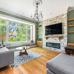  Guest house Haven: Luxurious Private Bedroom Near Attractions Canada